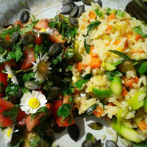 Bunt gemixt-Farbenfroher Reis mit kunterbuntem Salat