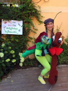 Andrea Dejon als Grashüpferdame Tina Hupf mit dem #Wiesenhelden Balduin Rotschleif