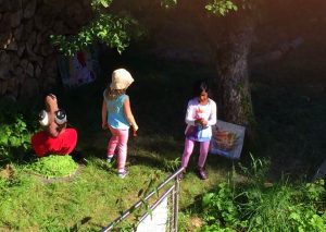 Einige der jungen Gäste auf der Suche nach #Wiesenhelden im Gartenreich