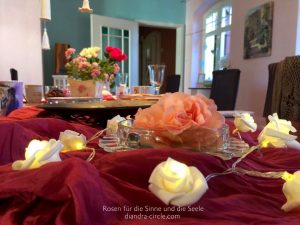 Die von Christel Trost so liebevoll arrangierte Tischdekoration spricht schon für sich... Spürbar entfaltet sich der Duft der zarten Rosen und gleitet auf sanfte Weise durch den Raum...