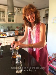 Christel Trost beginnt miti der Zubereitung einer zart duftenden Rosenessenz