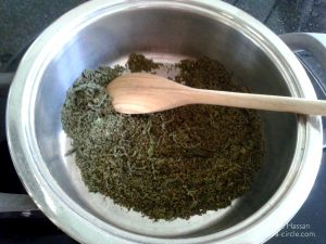 Kräuter-Abfülltag-Zum ersten Mal röste ich Brennesselsamen und möchte mit ihnen einen Salat verfeinern. Sie duften köstlich.